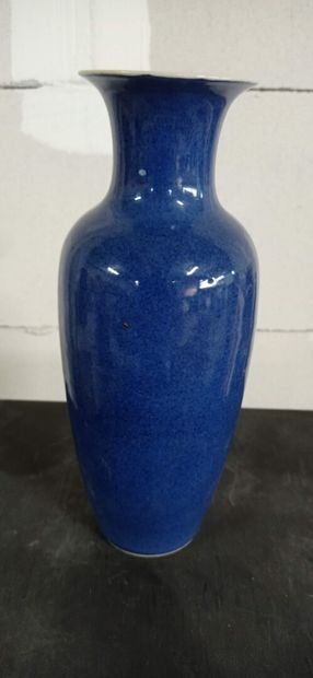 CHINE.

Petit vase de forme balustre à col...