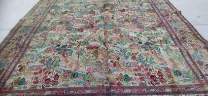 
Grand tapis noué main à décor d'animaux,...