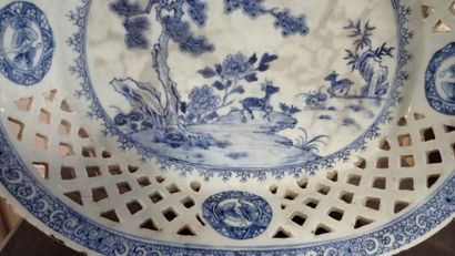 CHINE.

Bannette en porcelaine bleue et blanche.

Décor...