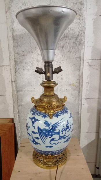 CHINE.

Vase monté en lampe en porcelaine...