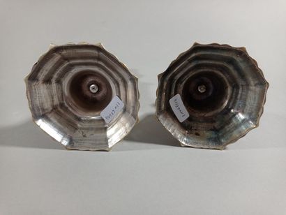 Paire de bougeoirs en bronze argenté.

Fût...