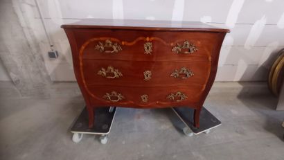 Commode galbée toutes faces en placage d'acajou...