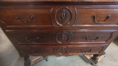 Commode en noyer mouluré et sculpté.

Ouvre...