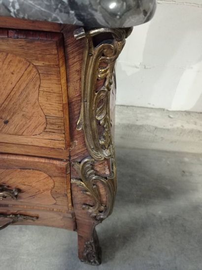 Commode galbée toutes faces en bois de placage.

Ouvre...