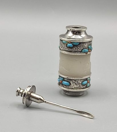 CHINE.

Petite tabatière à décor de turquoises...