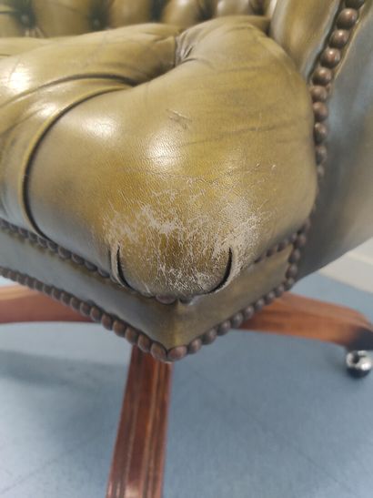 Fauteuil de bureau style Chesterfield.

Garniture...