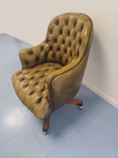 Fauteuil de bureau style Chesterfield.

Garniture...