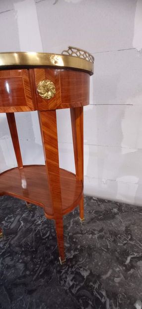 Table de salon de forme circulaire toutes...