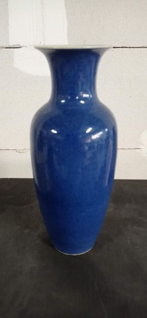CHINE.

Petit vase de forme balustre à col...