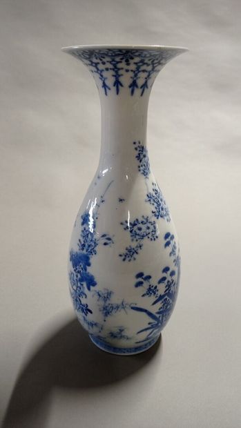 CHINE ou JAPON.

Vase à large col en porcelaine...