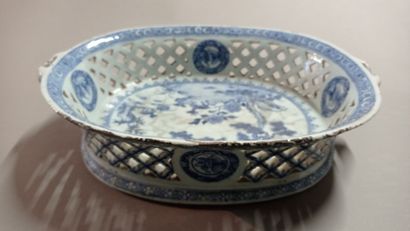 CHINE.

Bannette en porcelaine bleue et blanche.

Décor...
