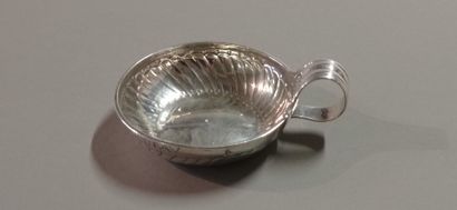PARIS, 1754.

Taste-vin en argent.

Corps...