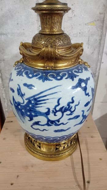 CHINE.

Vase monté en lampe en porcelaine...