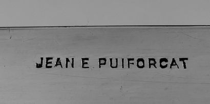 
Jean Emile PUIFORCAT 

Plat carré en argent.

Poinçons...
