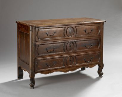 Commode en noyer mouluré et sculpté.

Ouvre...