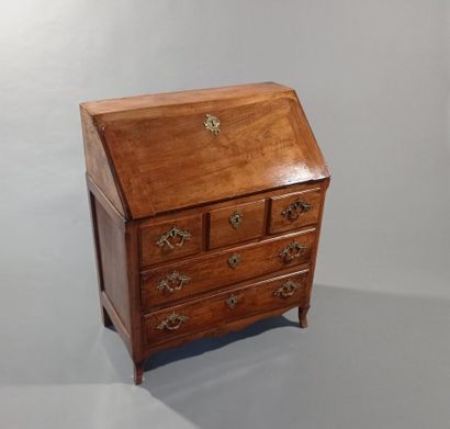 Commode scribane en noyer et bois naturel.

Elle...