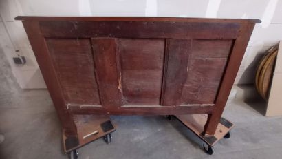 Commode en noyer mouluré et sculpté.

Ouvre...