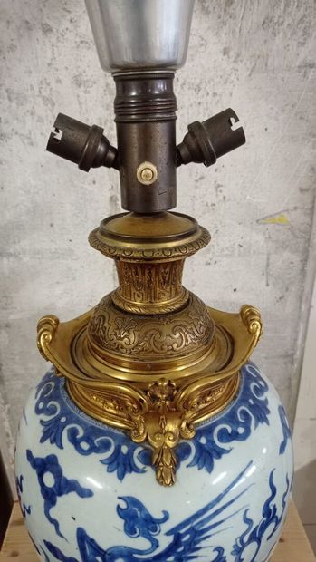 CHINE.

Vase monté en lampe en porcelaine...