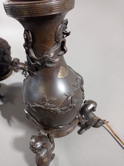 CHINE ou JAPON.

Paire de vases en bronze...