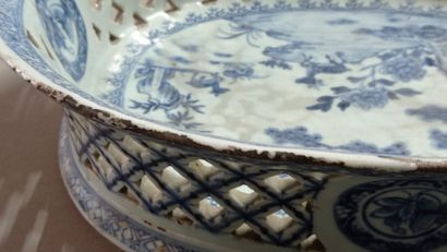 CHINE.

Bannette en porcelaine bleue et blanche.

Décor...