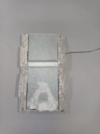 Curieux miroir éclairant à décor sur les...
