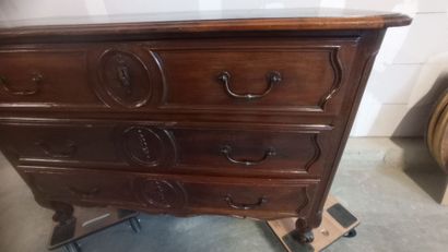 Commode en noyer mouluré et sculpté.

Ouvre...