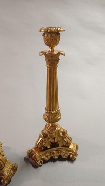 Paire de bougeoirs en bronze doré et ciselé.

Fût...