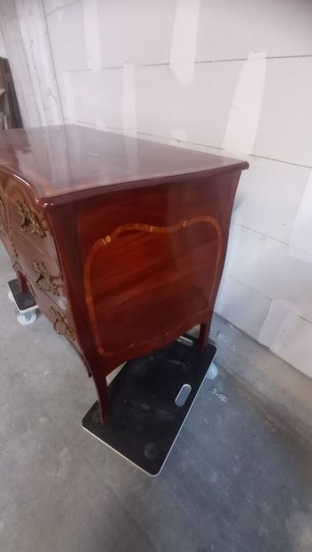Commode galbée toutes faces en placage d'acajou...