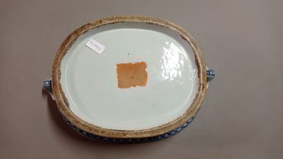 CHINE.

Bannette en porcelaine bleue et blanche.

Décor...