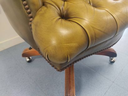 Fauteuil de bureau style Chesterfield.

Garniture...