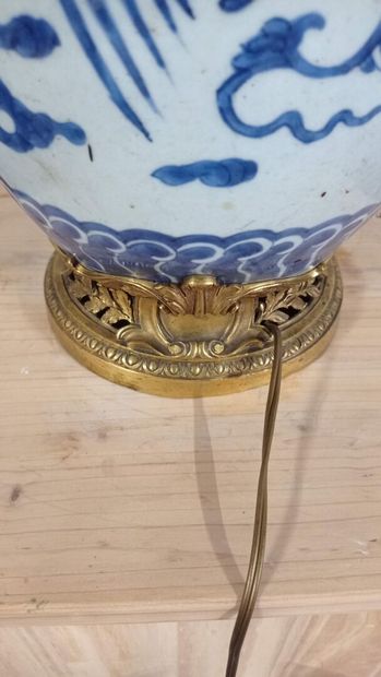 CHINE.

Vase monté en lampe en porcelaine...