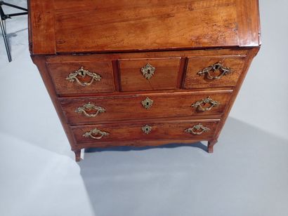 Commode scribane en noyer et bois naturel.

Elle...