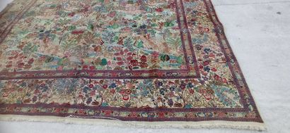 
Grand tapis noué main à décor d'animaux,...