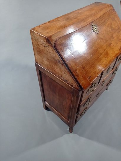 Commode scribane en noyer et bois naturel.

Elle...