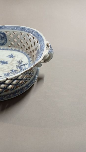 CHINE.

Bannette en porcelaine bleue et blanche.

Décor...
