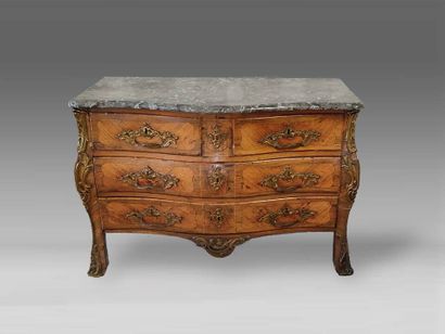 Commode galbée toutes faces en bois de placage.

Ouvre...