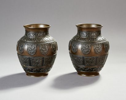 CHINE. 

Paire de vases en bronze à patine...