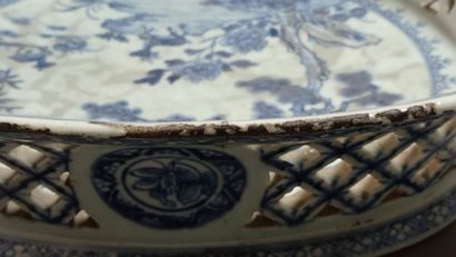 CHINE.

Bannette en porcelaine bleue et blanche.

Décor...