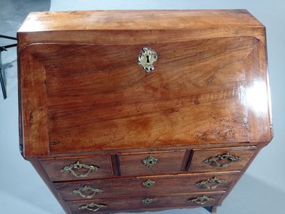Commode scribane en noyer et bois naturel.

Elle...