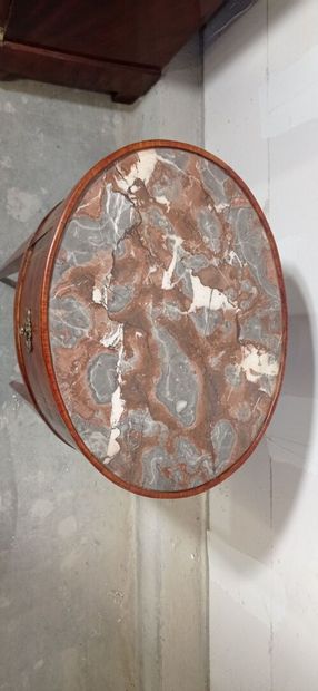 Table de salon de forme tambour, toutes faces...