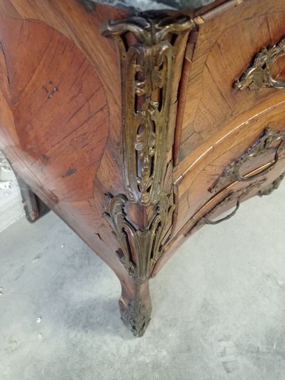 Commode galbée toutes faces en bois de placage.

Ouvre...