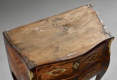 Commode sauteuse galbée toutes faces en placage...