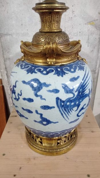 CHINE.

Vase monté en lampe en porcelaine...