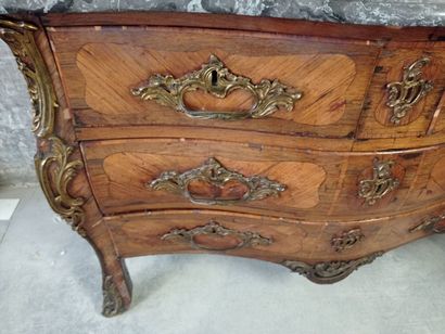 Commode galbée toutes faces en bois de placage.

Ouvre...