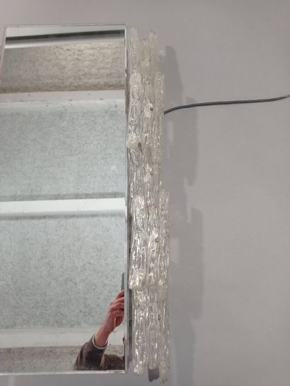 Curieux miroir éclairant à décor sur les...