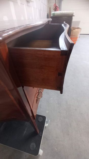 Commode galbée toutes faces en placage d'acajou...