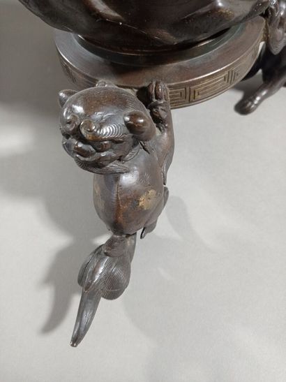 CHINE ou JAPON.

Paire de vases en bronze...