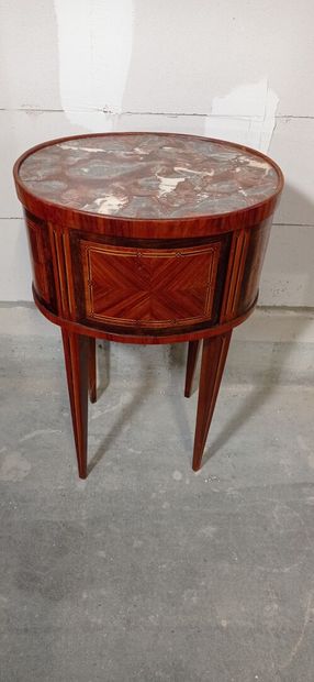 Table de salon de forme tambour, toutes faces...