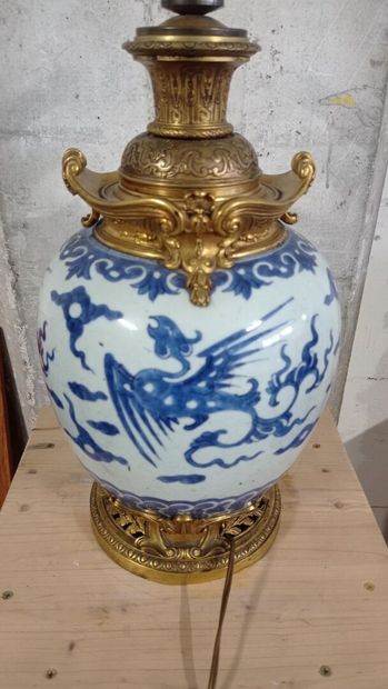 CHINE.

Vase monté en lampe en porcelaine...
