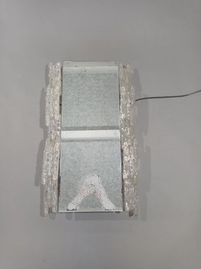 Curieux miroir éclairant à décor sur les...